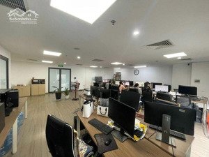 văn phòng cho thuê nằm tại vị trí đắc địa trên phố vũ tông phan.thuận lợi phát triển và mở rộng.