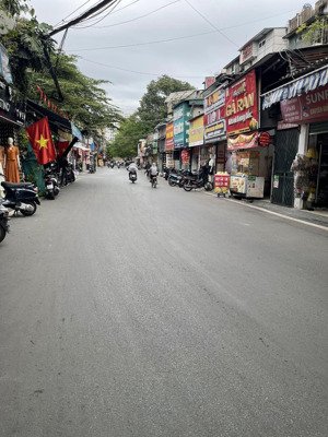 nhà 4 tầng kbt mặt chợ nhà giàu, ô tô tránh, vỉa hè-kd sầm uất ngày đêm. ( cho thuê 15triệu/ tháng)