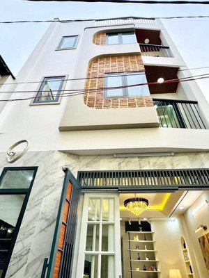 cô nga cần vốn làm ăn bán nhà trên đường phạm ngọc thạch, quận 3.giá 6tỷ560.sổ sẵn