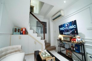 hiếm 6.45 tỷ ngõ thịnh hào 3, đống đa diện tích 22m 5tầng mặt tiền 2.7m lh: mới thoáng