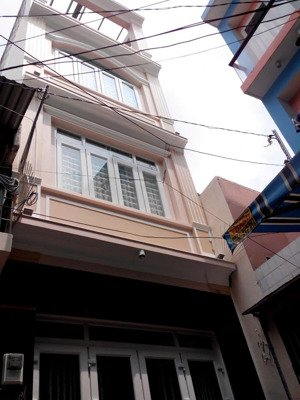 bán nhà q10. nhà hướng chính nam, nở hậu chữ l, 3 tầng+sân thượng. btct kiên cố, kiểu biệt thự phố.