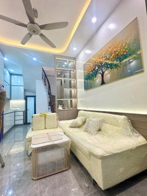 hơn 7 tỷ ô tô 7 chỗ qua cổng ngõ thông nhà mới về ở ngay phố giải phóng