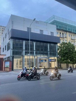 bán mảnh đất vàng mp trường chính thanh xuân dt 560m. mt 21 m. giá đầu tư. nhỉ 200 tỷ