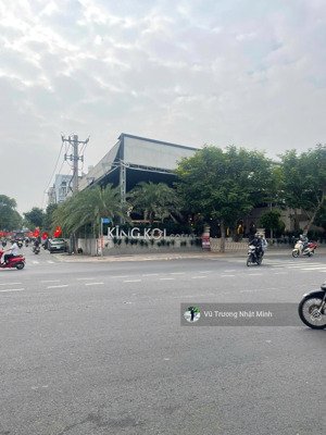 góc 2 mt lê văn việt - đối diện ubnd phường; 1400m2 (35 x 70); xd cao 2 hầm 20 tầng; bán 200 tỷ