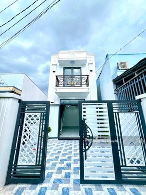 nhà 2 mặt tiền hẽm hai bà trưng gần chợ 30/4 rạch giá. lộ ô tô 3m, 4.7x18m, 2 tầng, 3 ngủ 3 wc, shr