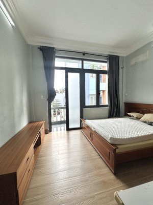 cho thuê nguyên tầng 1, 2 phòng ngủ ban công tách bếp làm ngoài ban công ngay phan xích long