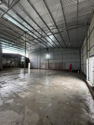 cho thuê nhà xưởng 500m2 , có điện 3 pha và 3 phòng ngủ