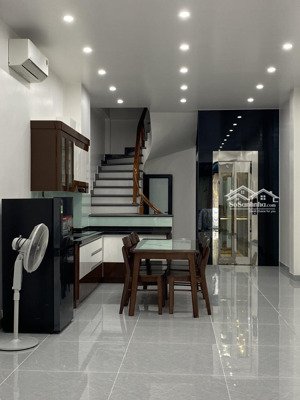 cho thuê nhà khu phân lô văn cao, dt: 55m2 có thang máy, 4 p.ngủ khép kín.