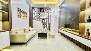 khương đình.40 m2. 5 tầng. 11,5 tỷ .cách ôtô đậu 20 m. ra đường chính nguyễn trãi 500 m.