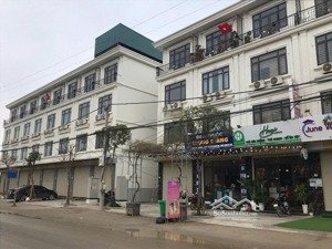 nhà trục chính kinh doanh diện tích rộng, có sân cổng riêng. trước nhà 7m ôtô đỗ ngày đêm. giá 4.xt