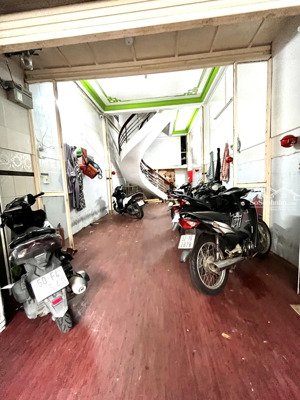 bán nhà mt lê lâm, diện tích 4mx20m, đúc 2.5 tấm, giá 9.8 tỷ ( tl), đường rộng 12m thông