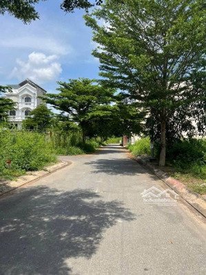 117m kdc cao cấp nhơn đức lô góc 2mt gần đại học rmit chỉ 6.5 tỷ