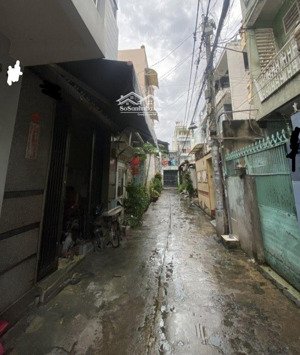 phong phú, p.12, q.8, dt: 3,3 x 7m, 3 tầng, gần mặt tiền, giá 3 tỷ 8.