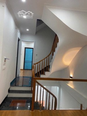 1 nhà ra ô tô tránh, 5 tầng 6 ngủ, ở hoặc cho thuê đều đẹp.