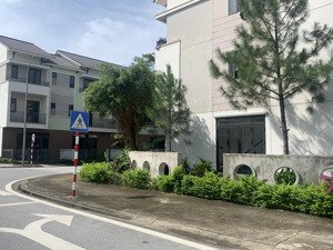 căn góc 3 mặt tiền s=90 m2 hướng đn tại vsip bắc ninh. sẵn dòng tiền cho thuê hàng tháng 20tr