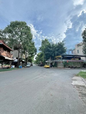 ngợp bank" cần ra gấp cặp góc hai mặt phố " đối diện công viên - gần vincom dĩ an - 136m2