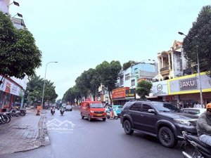 nhà 2 tầng, 63m2(5,3x12m). chỉ hơn 5tỷ. xe hơi tới cửa đường quang trung, p10, gò vấp.
vị trí đẹp.