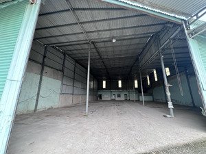 cho thuê kho xưởng 705 m2 giá 25 triệu / đường nguyễn hữu trí xã tân bửu huyện bến lức long an