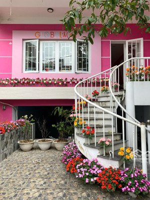 cho thuê nhà riêng 400m2, 25 triệu, 4pn, 3wc có bể bơi, sân vườn bbq