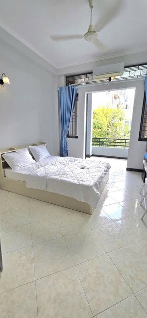 cho thuê studio full nội thất ban công gần ngã tư hàng xanh