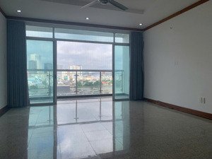 cho thuê căn hộ không nội thất, 138m2, 3pn, nhà được sơn sửa mới, giá thuê 22 triệu