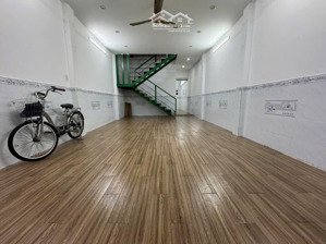 nhà cho thuê. dt: 4,2m x 16m, sau lưng chợ bình tây, mt đường lê trực - chu văn an vào nhà 10m