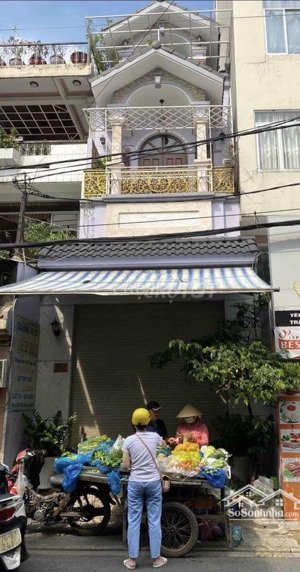 cấn bán nhà hẻm xe hơi điện biên phủ. dt; 5x15m. trệt, lầu cũ. tiện sửa lại ở hoặc đập đi xây mới.