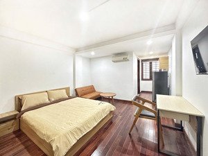 cho thuê căn hộ cửa sổ thoáng , thang máy , máy giặt riêng gần chợ bến thành , takashimya