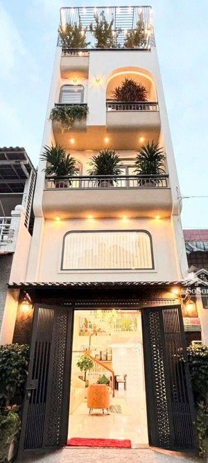 bán gấp nhà đường bến vân đồn - quận 4. giá 4tỷ220/68,8m2. cho thuê 24tr. gần cầu ông lãnh