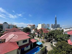 biệt thự khu combound trần não q2 dt 300m2 4 tầng bảo vệ 24/7 an ninh và xung quanh đầy đủ tiện ích