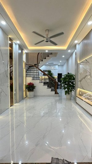 nhà đẹp láng hạ, 2 thoáng, gần phố, gần rạp chiếu phim qg,nhà xây mới ,full nt ở ngay dt 38m2 * 5t