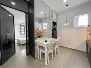 căn hộ dịch vụ cao cấp full nội thất có ban công nằm ngay trung tâm bình thạnh