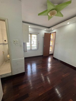 nhà đẹp cách hxh 10m - gần đường trần hưng đạo, quận 1. vị trí cho thuê tốt. giá nhỉnh 3 đồng