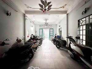 bán gấp nhà 97m2, 5.2x 20m, 3 tầng btct, 9 phòng đang cho thuê full, hxh phạm văn bạch tân bình
