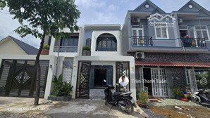 nhà đẹp mặt tiền đường chuẩn bị lên nhựa, sát bên chợ đình, cầu lớn hóc môn. 5x20 sổ hồng hoàn công