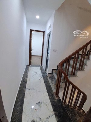 chỉ hơn 7đ có ngay nhà 40m xây mới coong 5 tầng cách kđt linh đàm 5p đi xe máy