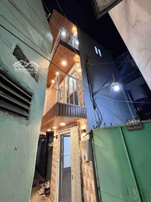chỉ hơn 1 tỷ có hộ khẩu sg nhà xinh 3 tầng 2pn - shr cạnh trung tâm sg