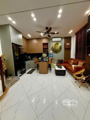 nhà đẹp gần phố, bán nhà ngọc thụy 31m, giá hơn 7 tỷ tô đỗ cổng nhà đẹp quá