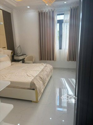 nhà bán 9ty8 ,diện tích 5x16m , 4 phòng ngủ ,4 tolel đường huỳnh tấn phát thị trấn nhà bè