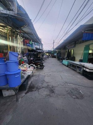 mặt tiền chợ qui đức - 63m2- 4pn - xh đổ cửa- đường phan tiến dũng chỉ 50m khu kinh doanh sầm uất.