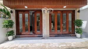 quần thể nhà sang trọng tại phú thượng view sông hồng đắt giá ngõ ô tô vào tận cửa vị