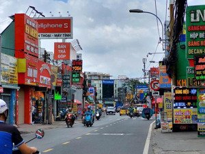 mặt tiền kinh doanh dt 110m2 thổ cư vuông vức đường nhựa vỉa hè giá hơn 9 tỷ