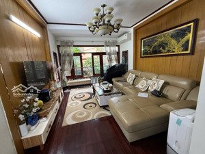 ngõ ô tô 16 chỗ phi qua nhà- nhà dân xây chắc -đẹp- nội thất nhập khẩu xịn