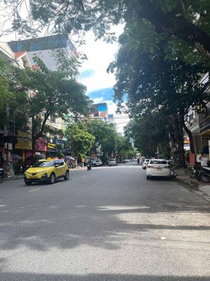 bán nhà mặt đường văn cao rẻ nhất lúc này. giá : 17.3 tỷ thoả thuận diện tích : 90m2 x 4 tầng