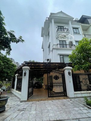 biệt thự 2 mặt thoáng, đường 17m, vài bước chân ra đến hồ 2.8ha, hoàn thiện đẹp thiết kế sang trọng