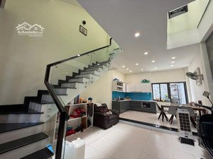 nhà đẹp 3 tầng, đường 14m2, 3 xe hơi chạy, giá 12 tỷ x ( x bé nhỏ ) thương lượng thiện chí