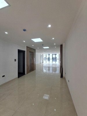 cho thuê mặt bằng văn phòng ở khu tđc ngọc thuỵ, có hầm để xe, thang máy, pccc