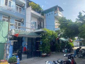 bán nhà 3 tầng 90m2. ngang 5 hiếm có. hẻm 8m. 4 pn.ttn q12