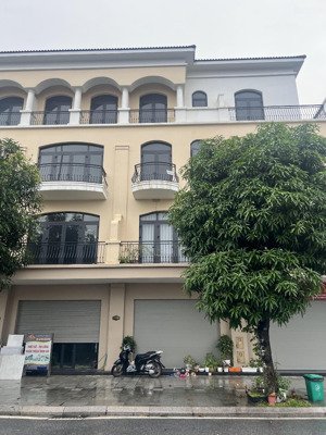 cần bán chà là 70 m2 ,đối diện chung cư đã hoàn thiện 2 tầng đẹp. cạnh công viên bể bơi nội khu.