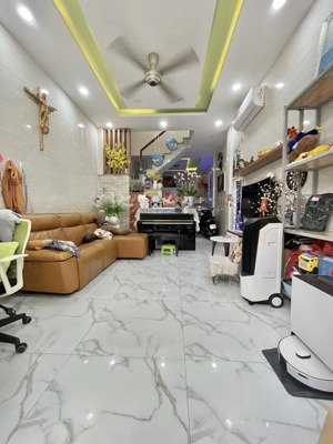 bán nhà ngay ngã tư bảy hiền, 64m2(4x16), 3 tầng, 4 phòng, chỉ 7.3 tỷ